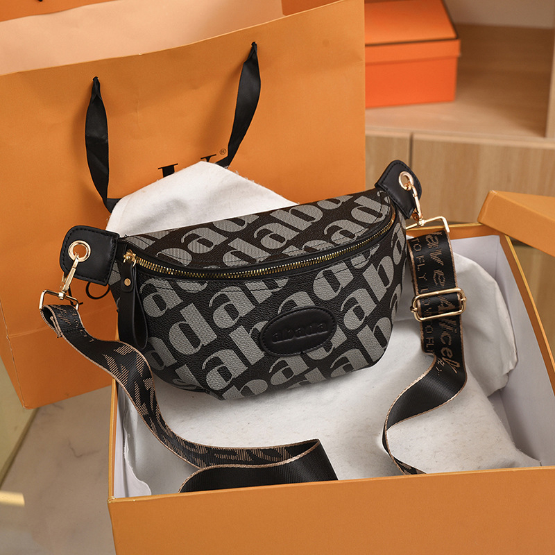 Mala crossbody torbica od PU-a, oblik školjke, zatvarač, podstava od poliestera, pogodna za slobodno vrijeme