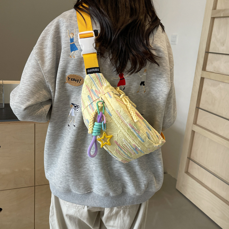 Crossbody torba velike kapacitete, inspirirana šumskim dizajnom, materijal platno, zatvaranje zipom, podstava najlon, unutarnja organizacija: skrivena džepna, džep za telefon, laminirani džep sa zipom; proljetno 2025