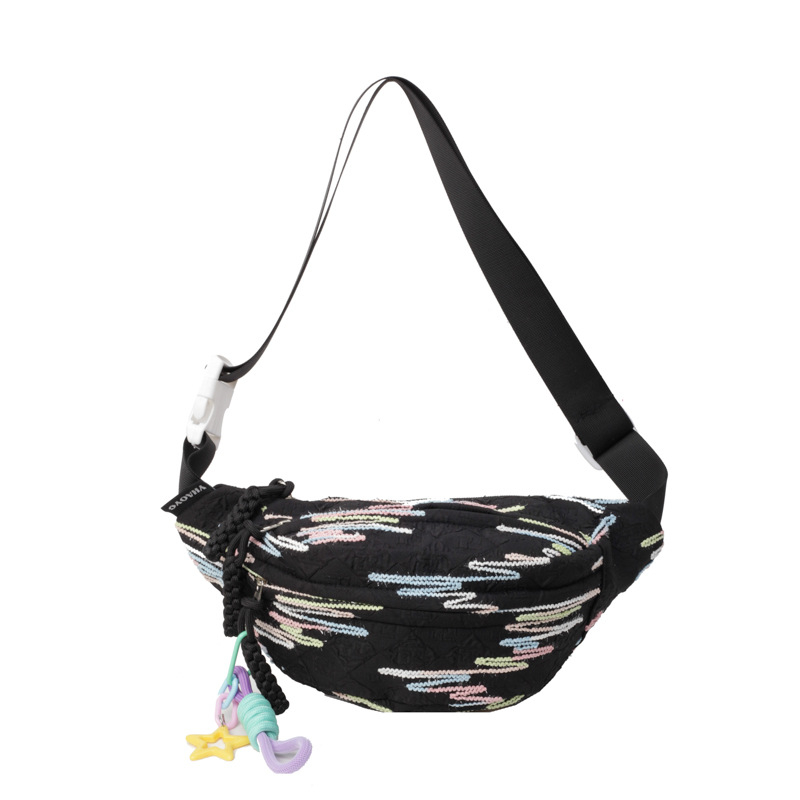Crossbody torba velike kapacitete, inspirirana šumskim dizajnom, materijal platno, zatvaranje zipom, podstava najlon, unutarnja organizacija: skrivena džepna, džep za telefon, laminirani džep sa zipom; proljetno 2025
