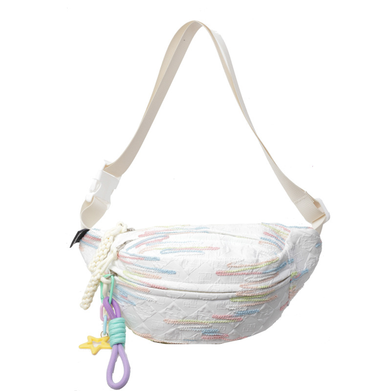 Crossbody torba velike kapacitete, inspirirana šumskim dizajnom, materijal platno, zatvaranje zipom, podstava najlon, unutarnja organizacija: skrivena džepna, džep za telefon, laminirani džep sa zipom; proljetno 2025