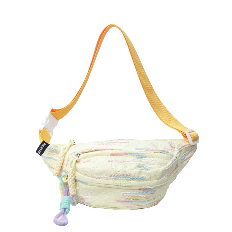 Crossbody torba velike kapacitete, inspirirana šumskim dizajnom, materijal platno, zatvaranje zipom, podstava najlon, unutarnja organizacija: skrivena džepna, džep za telefon, laminirani džep sa zipom; proljetno 2025