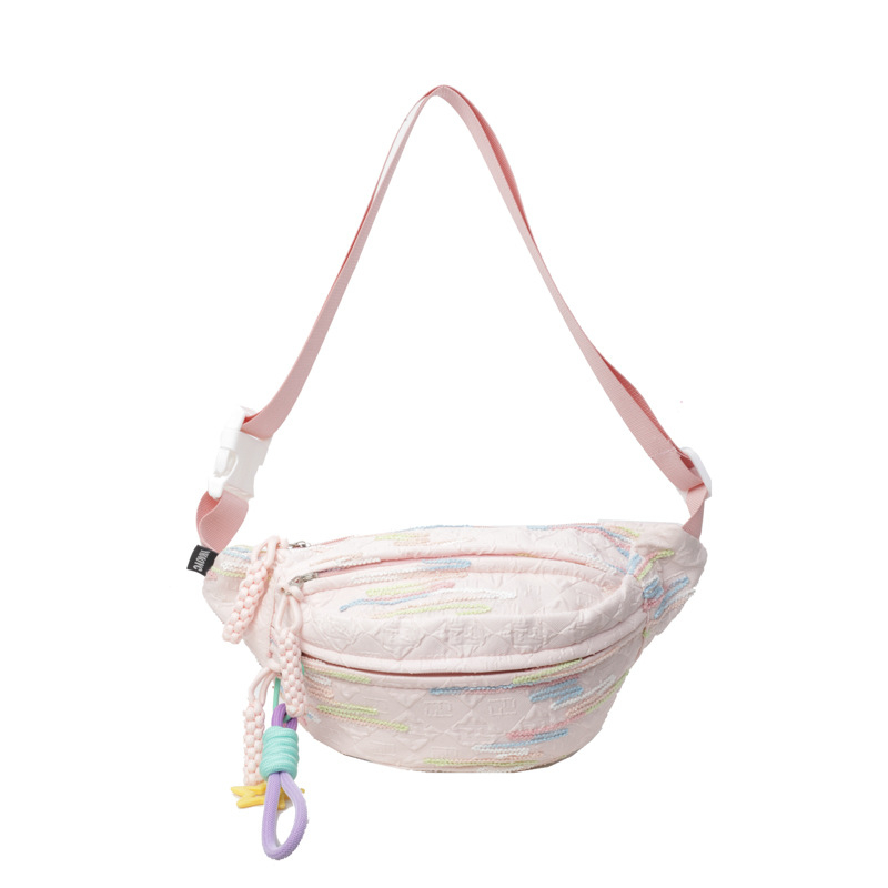 Crossbody torba velike kapacitete, inspirirana šumskim dizajnom, materijal platno, zatvaranje zipom, podstava najlon, unutarnja organizacija: skrivena džepna, džep za telefon, laminirani džep sa zipom; proljetno 2025