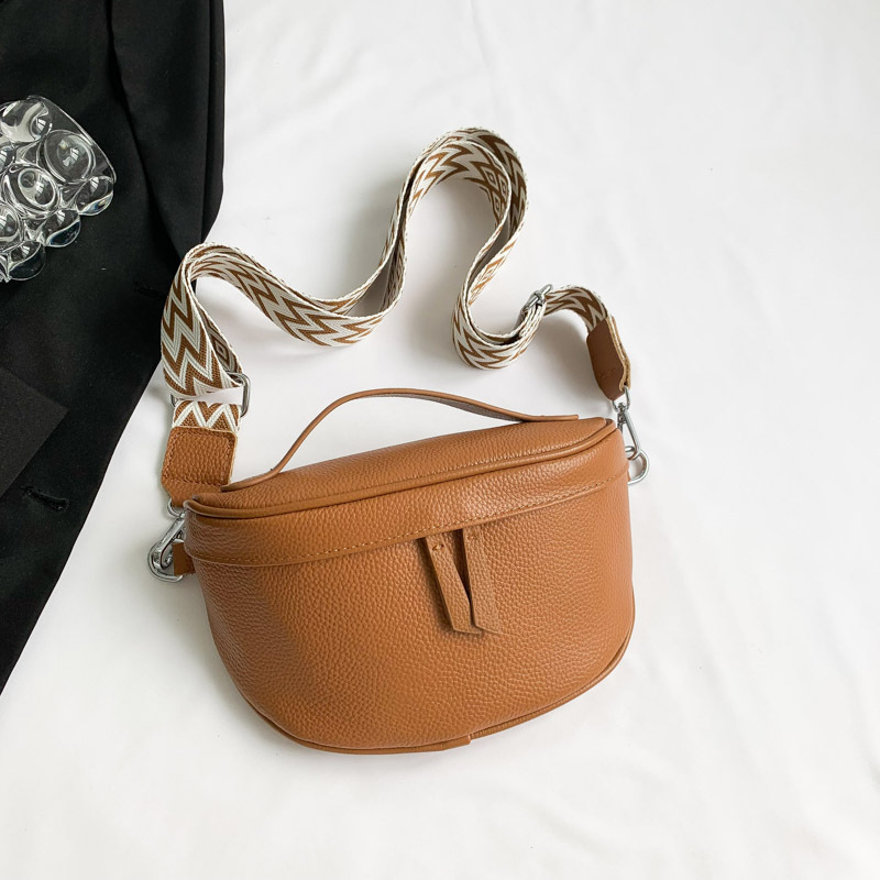 Kožna crossbody torba od prvog sloja goveđe kože, vodoravni kvadratni oblik, zatvarač, poliester podstava, jedan remen