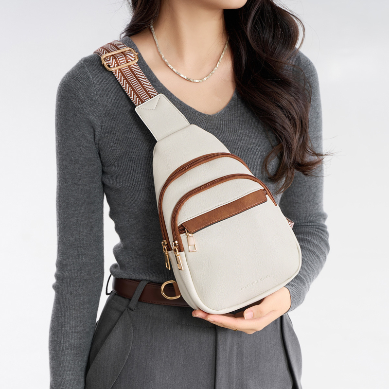 Crossbody torbica od PU materijala, ovalni oblik, zatvaranje na zip, unutarnja džep s džepom za ID - Charm Infinite
