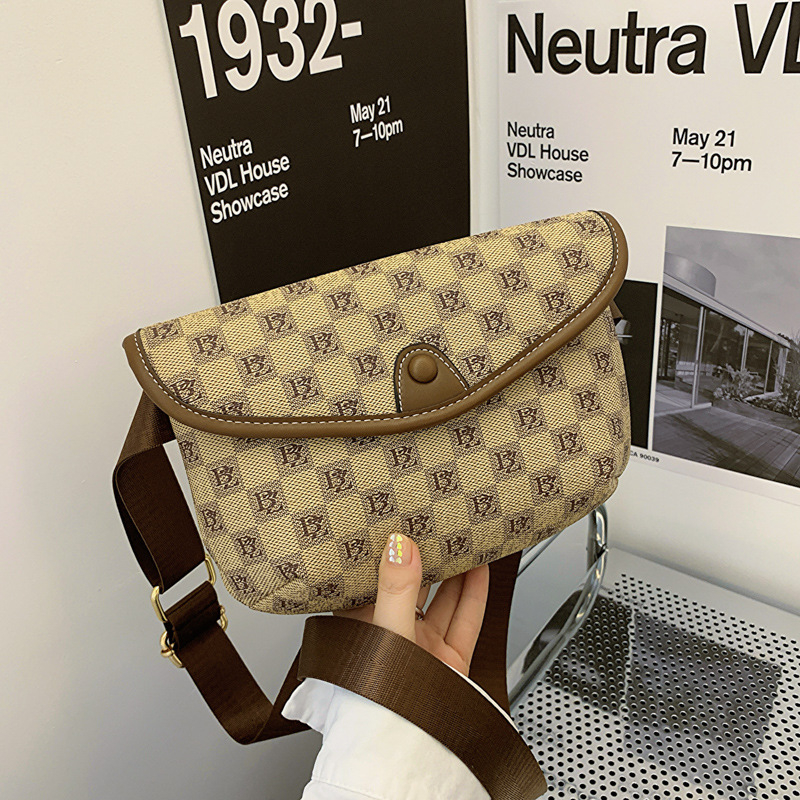 Ženska crossbody torba sa šahovnicastim uzorkom, ljeto 2024, PVC materijal, magnetsko zatvaranje, unutarnja džep za telefon