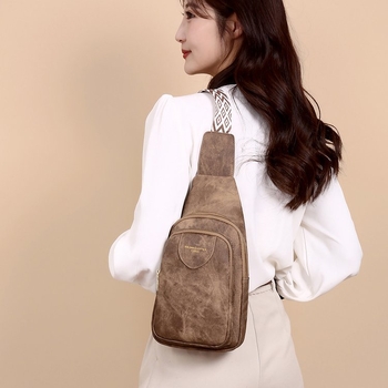 Crossbody torba — PU, meka tekstura, zip zatvarač, ID pretinac, poliesterska podstava