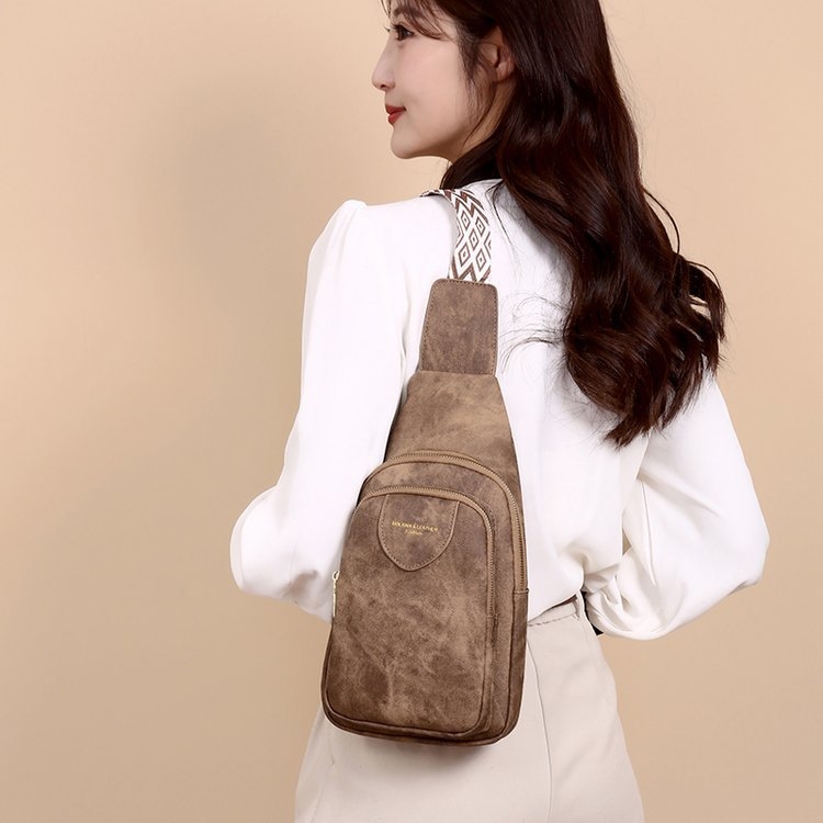 Crossbody torba — PU, meka tekstura, zip zatvarač, ID pretinac, poliesterska podstava