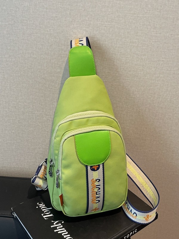 Ženska nylon crossbody torba, gradski stil, zatvaranje na zip, unutarnja zip pretinac i džep za ID – proljeće 2025