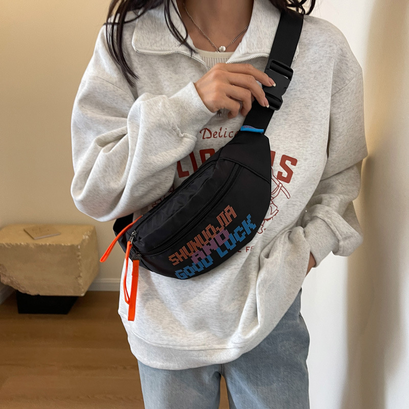 Crossbody torba u ulično-stilskom izdanju, materijal: Oxford tkanina, zatvarač, poliester podstava, unutarnji džep za mobitel