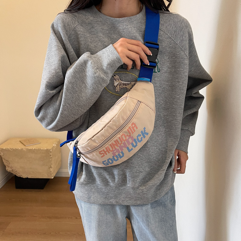 Crossbody torba u ulično-stilskom izdanju, materijal: Oxford tkanina, zatvarač, poliester podstava, unutarnji džep za mobitel