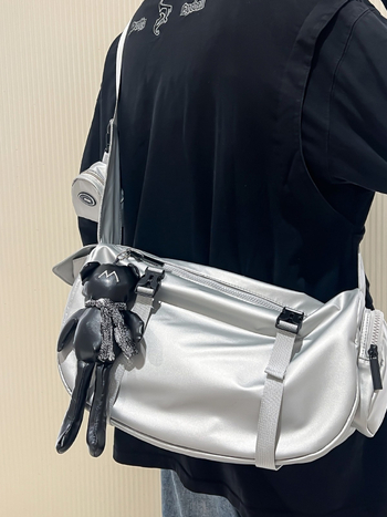 Krosbody torba za telefon – PU, gradski minimalisticki stil, bucket oblik, zatvaranje zipom, unutarnji džepovi za telefon i identifikacijsku karticu