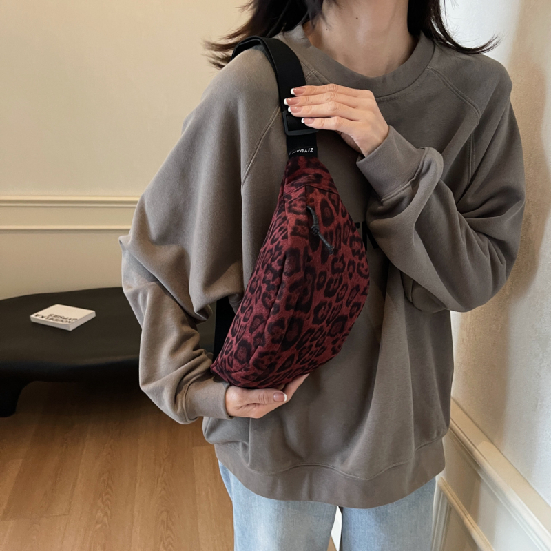 Чанта от велур през рамо — уличен стил, есен 2024, цип, вътрешен джоб с цип