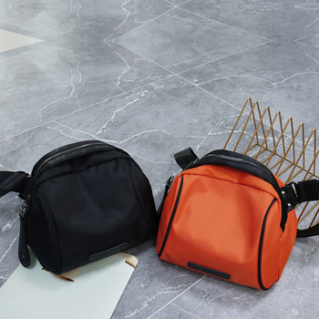 MOOKEVE Ženska crossbody torba od Oxford platna, zatvarač, unutarnje džepove sa zipom i džep za identifikaciju, jesen 2023