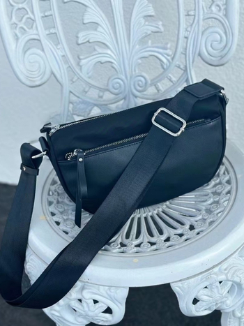Valódi bőrből készült crossbody táska vízálló anyaggal, horizontális négyzet alakú forma, cipzáros zárás, belső zsebek telefonra és személyi igazolványra — utcai divat stílus