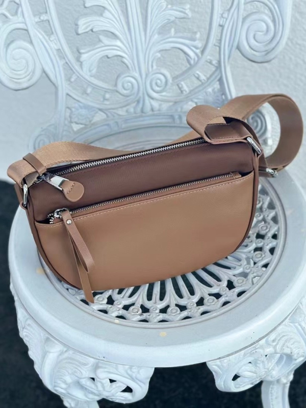 Valódi bőrből készült crossbody táska vízálló anyaggal, horizontális négyzet alakú forma, cipzáros zárás, belső zsebek telefonra és személyi igazolványra — utcai divat stílus