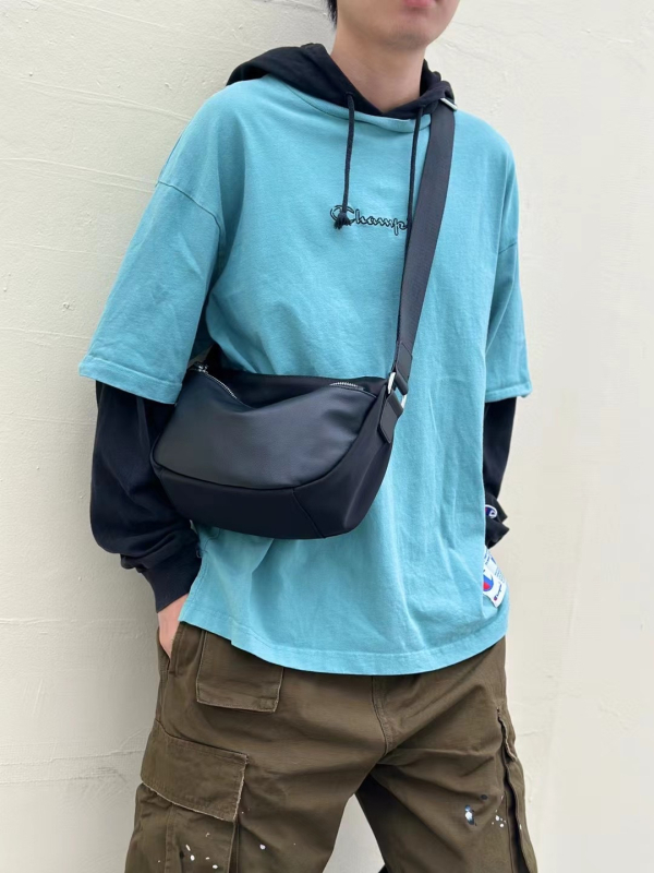 Valódi bőrből készült crossbody táska vízálló anyaggal, horizontális négyzet alakú forma, cipzáros zárás, belső zsebek telefonra és személyi igazolványra — utcai divat stílus