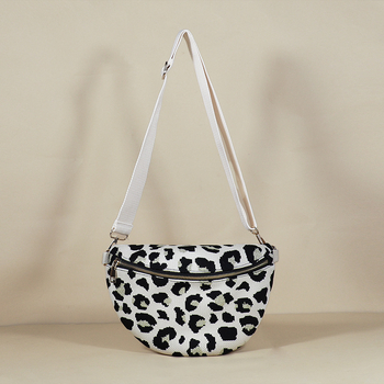 Crossbody torba s oblikom školjke, poliester materijal, zatvarač, kanvas podstava, unutarnji džepovi za telefon i dokumente.
