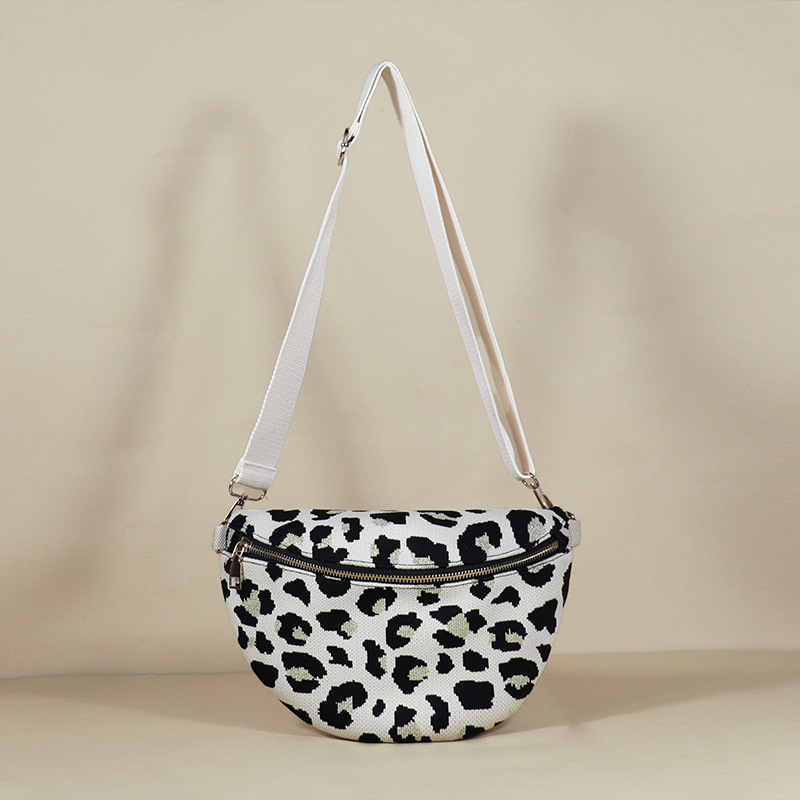 Crossbody torba s oblikom školjke, poliester materijal, zatvarač, kanvas podstava, unutarnji džepovi za telefon i dokumente.