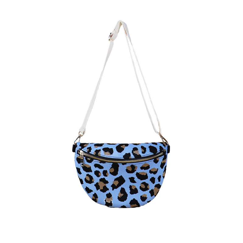 Crossbody torba s oblikom školjke, poliester materijal, zatvarač, kanvas podstava, unutarnji džepovi za telefon i dokumente.