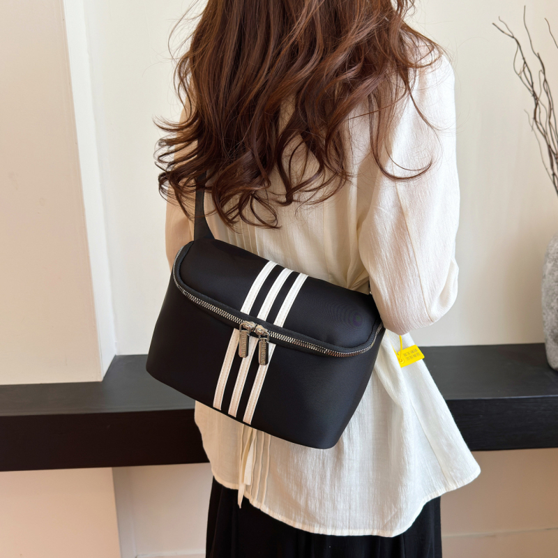 Ženska nylon crossbody torbica, mala veličina, gradski stil, lagana, s džepom na zip.