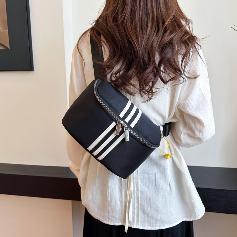 Ženska nylon crossbody torbica, mala veličina, gradski stil, lagana, s džepom na zip.