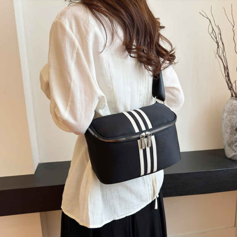 Ženska nylon crossbody torbica, mala veličina, gradski stil, lagana, s džepom na zip.