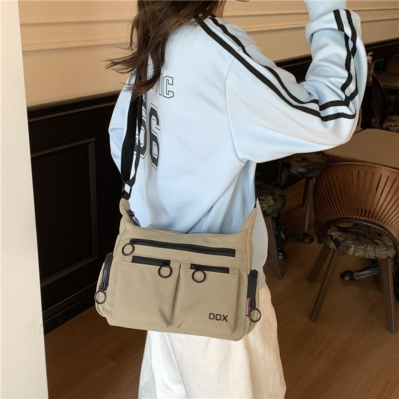 Crossbody torbica: gradska jednostavnost, Oxford tkanina, vodoravni kvadratni oblik, zatvarač na zip