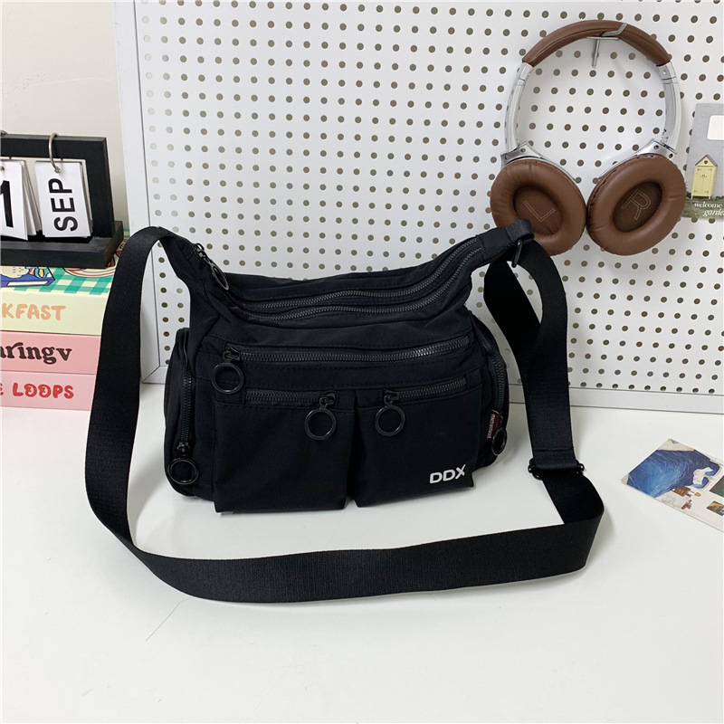 Crossbody torbica: gradska jednostavnost, Oxford tkanina, vodoravni kvadratni oblik, zatvarač na zip