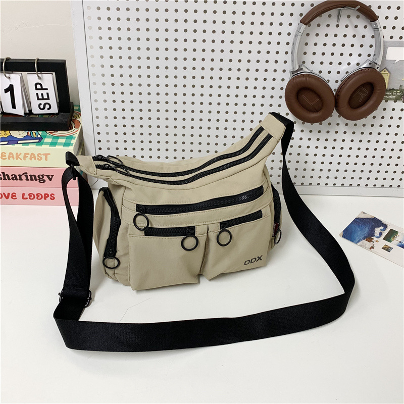 Crossbody torbica: gradska jednostavnost, Oxford tkanina, vodoravni kvadratni oblik, zatvarač na zip