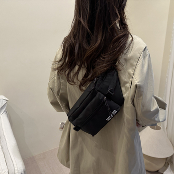 Ženska crossbody torbica – gradska jednostavnost, otvaranje zatvaračem, podstava od poliestera, džep za telefon, jesen 2025