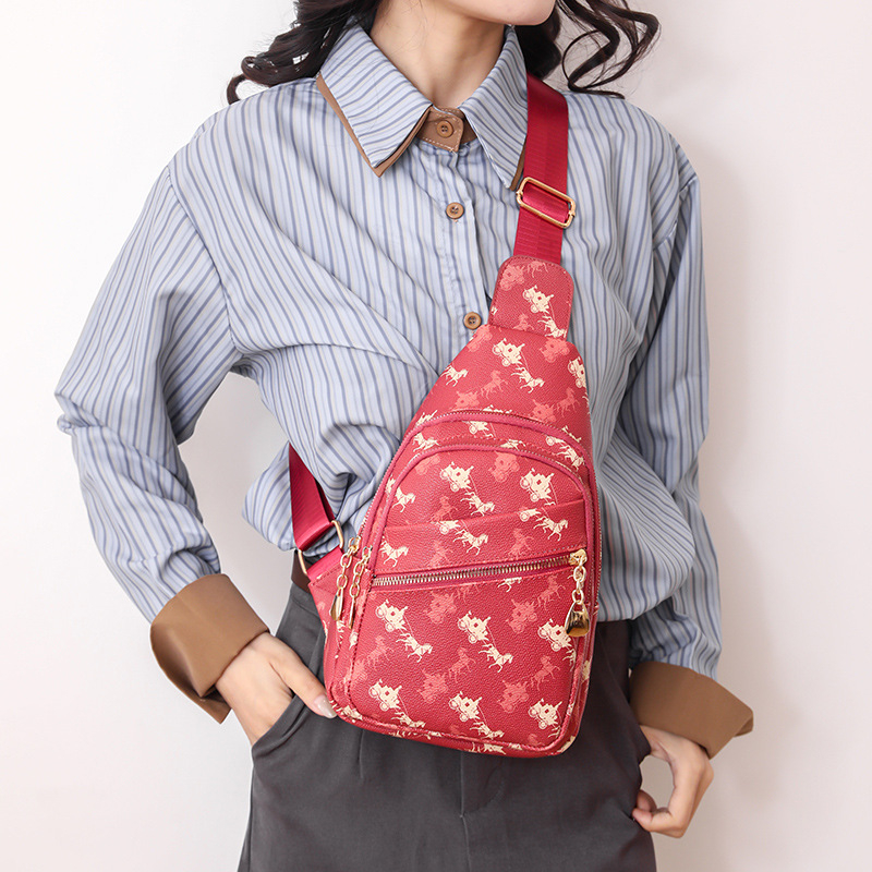 Ženska crossbody torba – PU materijal; poliester podstava; zatvarač; unutarnja ID pretinac; trodimenzionalni vanjski dizajn