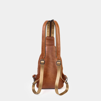 Átalakítható crossbody táska hátizsákkal, PU anyag, poliészter bélés, cipzáras zárás, belső cipzáras zseb, másodlagos rekesz
