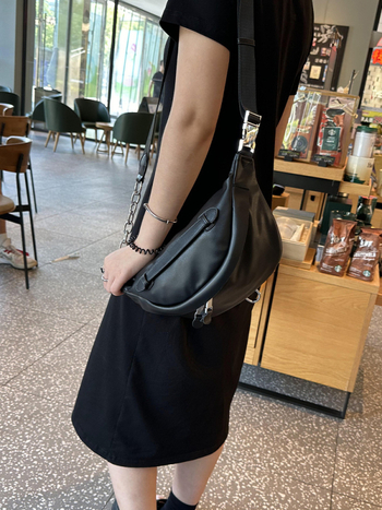 Ženska street-style crossbody torbica od PU kože, zatvaranje zipom, mekana tekstura, unutarnja džep s zipom, dodatni pretinac