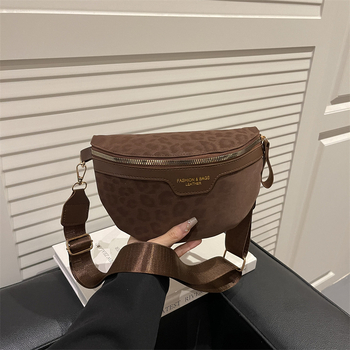 Ženska crossbody torbica s leopard printom – gradska jednostavnost, poseban materijal, horizontalni kvadratni oblik, zatvarač