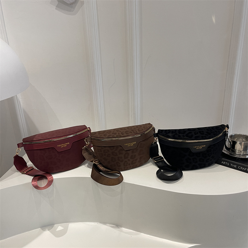 Ženska crossbody torbica s leopard printom – gradska jednostavnost, poseban materijal, horizontalni kvadratni oblik, zatvarač
