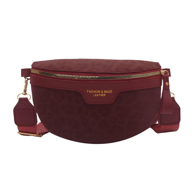 Ženska crossbody torbica s leopard printom – gradska jednostavnost, poseban materijal, horizontalni kvadratni oblik, zatvarač