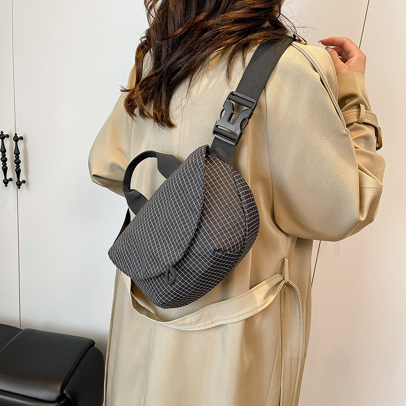 Nylon Crossbody torba u obliku dumplinga, s zatvaračem, unutarnji džepovi za telefon i dokumente - Ljeto 2025