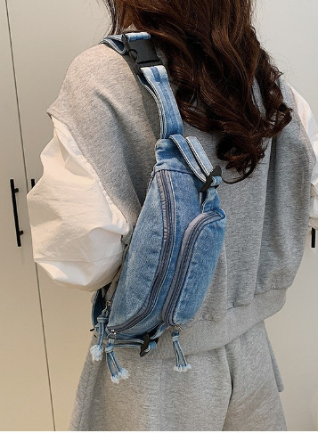 Denim crossbody torba u street stilu, Dumpling stil, vertikalni kvadratni oblik, zatvarač