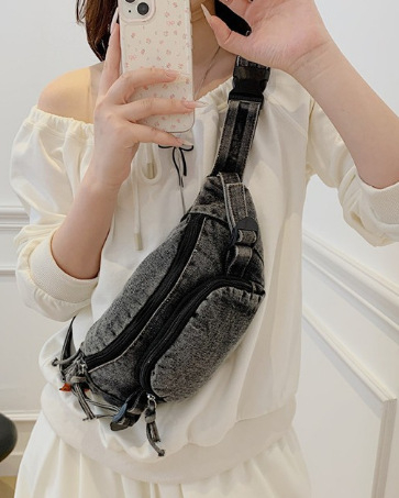Denim crossbody torba u street stilu, Dumpling stil, vertikalni kvadratni oblik, zatvarač
