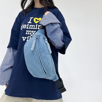 Ženska denim crossbody torba, unutarnji patch džep, zatvaranje zatvaračem, pretinci za telefon i ID, jesen 2024