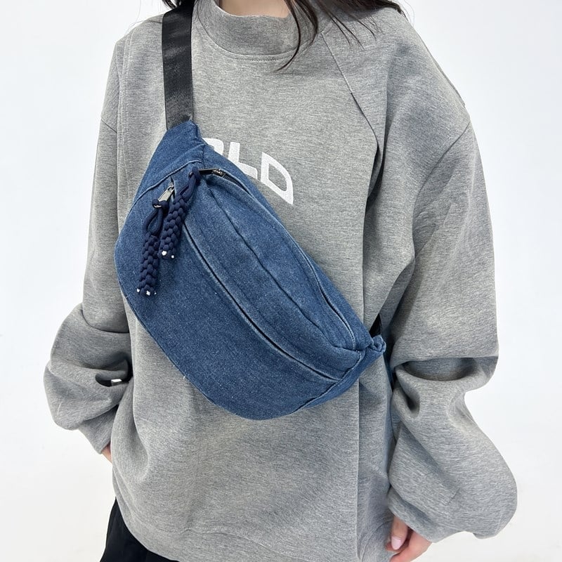 Ženska denim crossbody torba, unutarnji patch džep, zatvaranje zatvaračem, pretinci za telefon i ID, jesen 2024