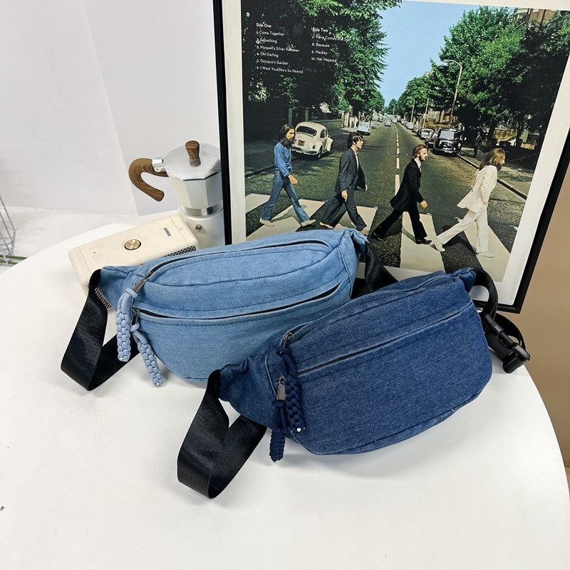 Ženska denim crossbody torba, unutarnji patch džep, zatvaranje zatvaračem, pretinci za telefon i ID, jesen 2024