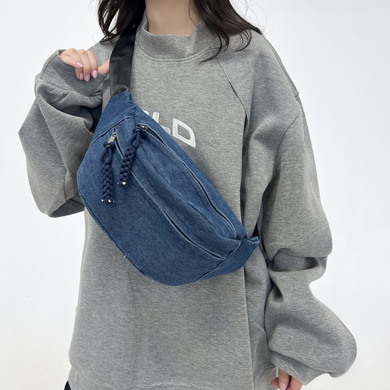 Ženska denim crossbody torba, unutarnji patch džep, zatvaranje zatvaračem, pretinci za telefon i ID, jesen 2024