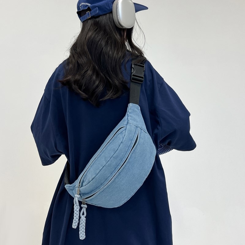 Ženska denim crossbody torba, unutarnji patch džep, zatvaranje zatvaračem, pretinci za telefon i ID, jesen 2024
