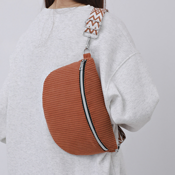 Ženska corduroy crossbody torba — urbani minimalistički stil, zatvaranje zipom, unutarnja džep za dokumente, podstava od poliestra, zimska sezona 2025