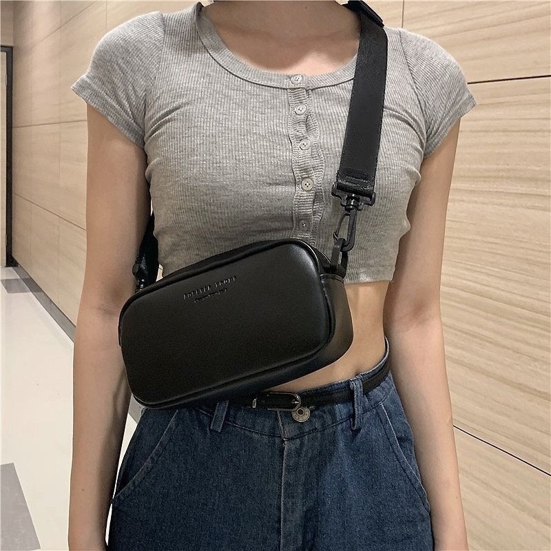 Korejskog stila: mini kvadratna crossbody torbica sa zatvaračem i PU podstavom, kyber-funkcionalni dizajn