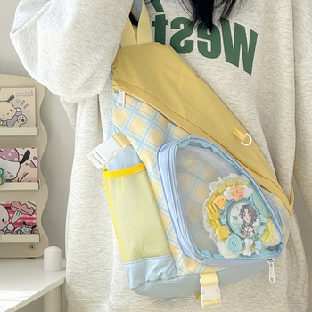 Crossbody táska, japán stílusú anime ihletésű átlátszó, kockás mintával és háromdimenziós dizájnnal; nylon külső, poliészter bélés, cipzáras zárás, közepes keménységű.