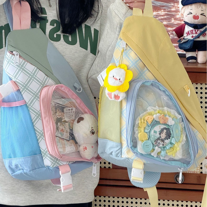 Crossbody táska, japán stílusú anime ihletésű átlátszó, kockás mintával és háromdimenziós dizájnnal; nylon külső, poliészter bélés, cipzáras zárás, közepes keménységű.