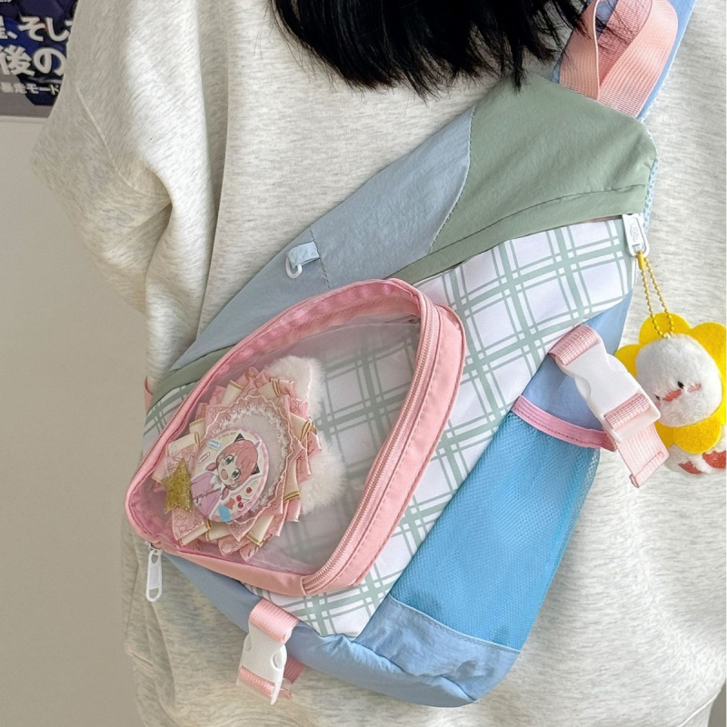 Crossbody táska, japán stílusú anime ihletésű átlátszó, kockás mintával és háromdimenziós dizájnnal; nylon külső, poliészter bélés, cipzáras zárás, közepes keménységű.