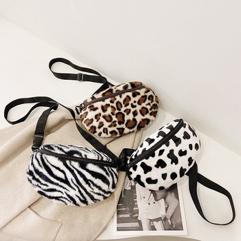 Ženska crossbody torbica od pliša, Dumpling Bag stil, školjkasti oblik, zatvaranje na zip, poliester podstava
